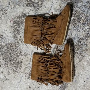 Moccasin boots youth size 1